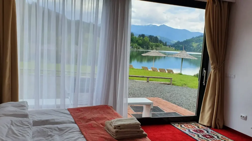 Wohnung mit Seeblick, Hütte