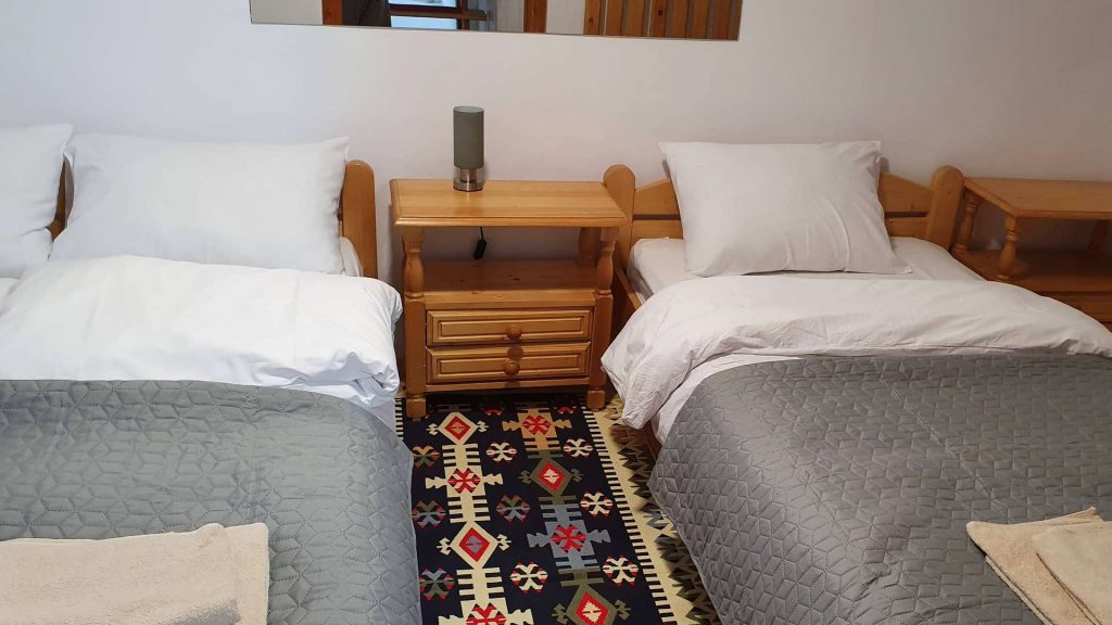 Accommodation in the forest at Colibita, with immediate access to the lake