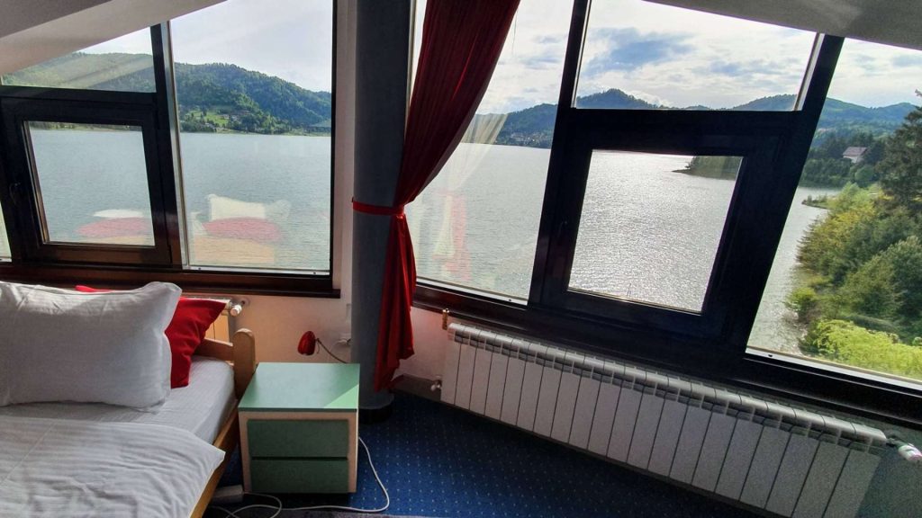 Размещение на берегу озера в домике с видом на озеро из всех комнат.