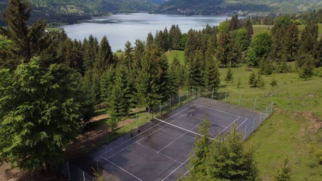 Accommodation with tennis courts in a hut