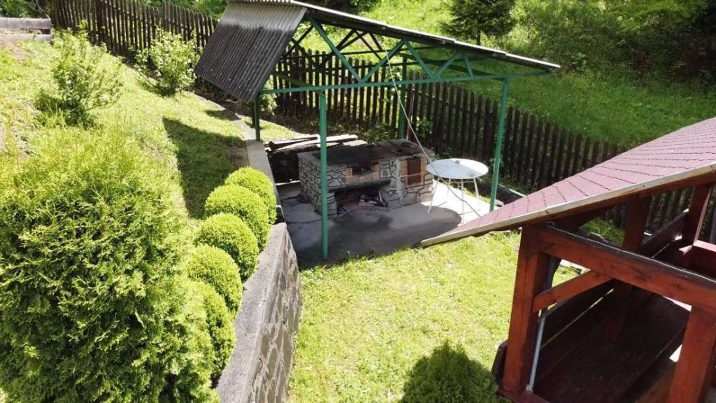 Accommodation in the heart of the forest at Colibita, with immediate access to the lake