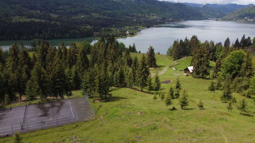 Accommodation in the heart of the forest at Colibita, with immediate access to the lake