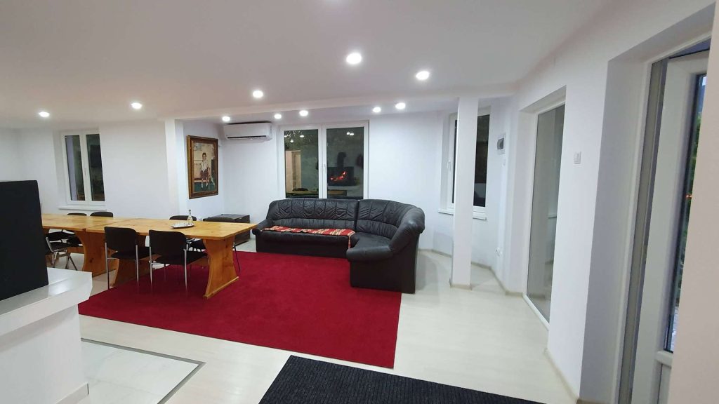 Accommodation in the heart of the forest at Colibita, with immediate access to the lake