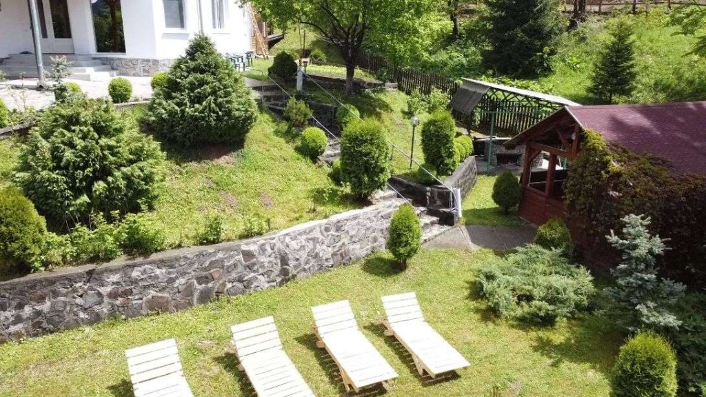 Accommodation in the heart of the forest at Colibita, with immediate access to the lake