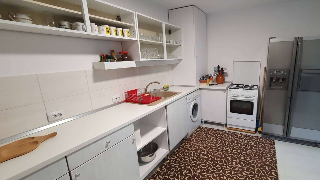 Cabin accommodation with access to the lake