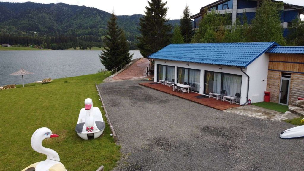 Colibita-Unterkunft am Ufer des Sees