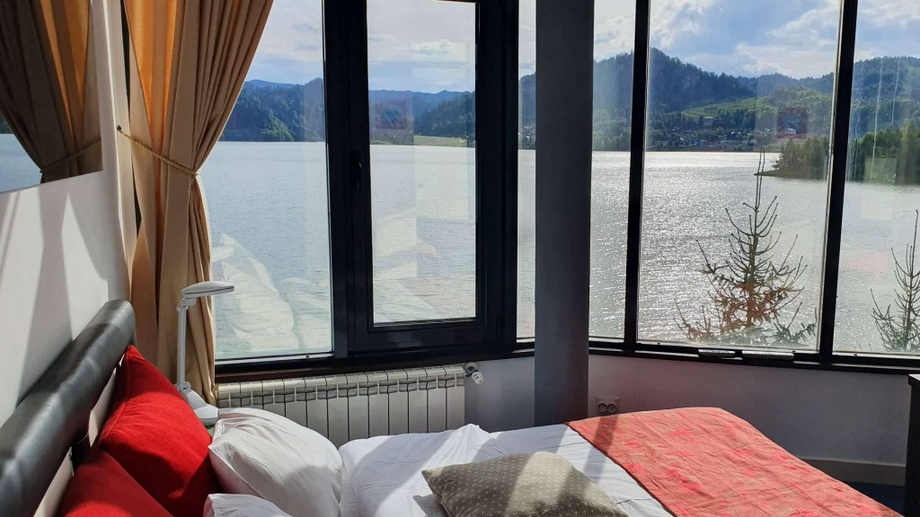 Размещение на берегу озера в домике с видом на озеро из всех комнат.