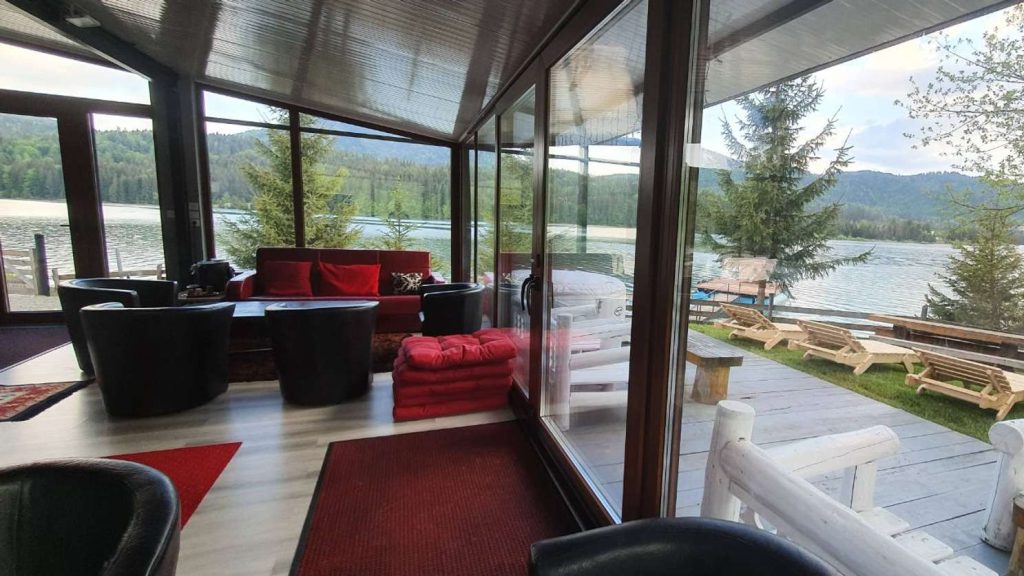 Размещение возле озера Колибита