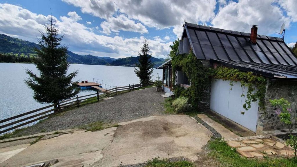 Размещение на берегу озера Casa Pescarului Colibita