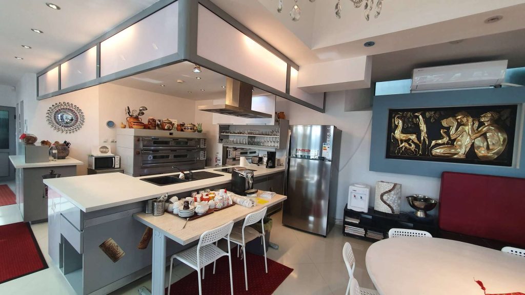 Размещение на берегу озера в домике с видом на озеро из всех комнат.