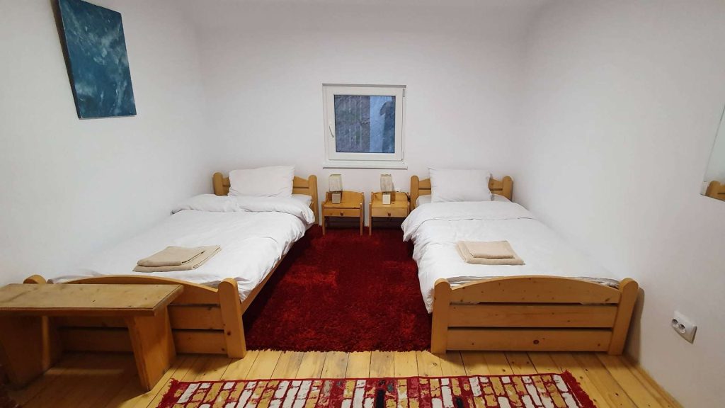 Accommodation in the heart of the forest at Colibita, with immediate access to the lake