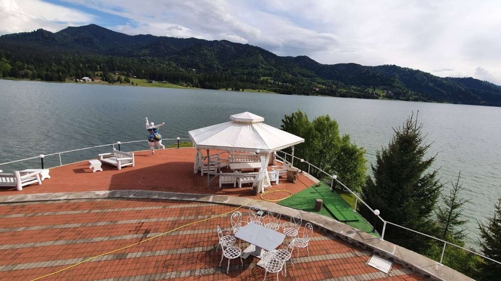 Размещение на берегу озера в домике с видом на озеро из всех комнат.