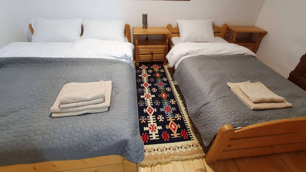 Colibita accommodation, with immediate access to the lake