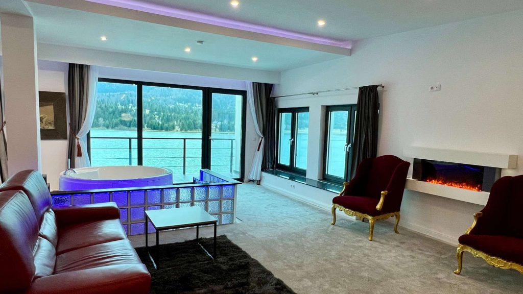 Квартиры заново. Мечтательный вид на озеро.