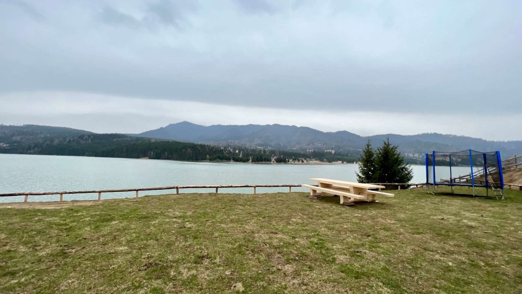 Размещение с видом на озеро Колибита