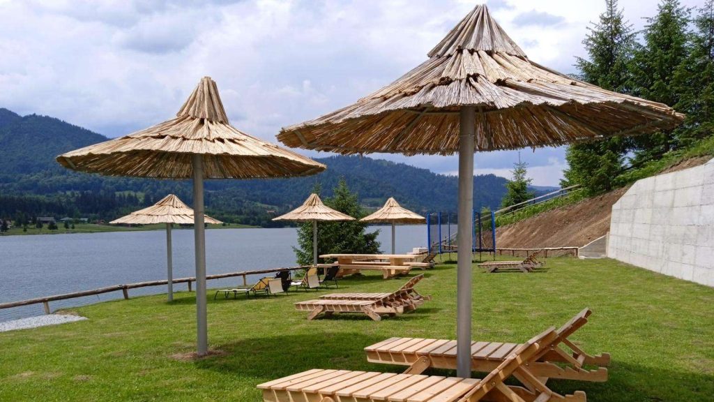 Размещение на берегу озера в хижине