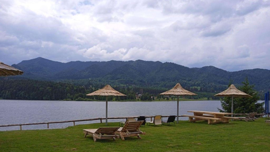 Номера Colibita с видом на озеро