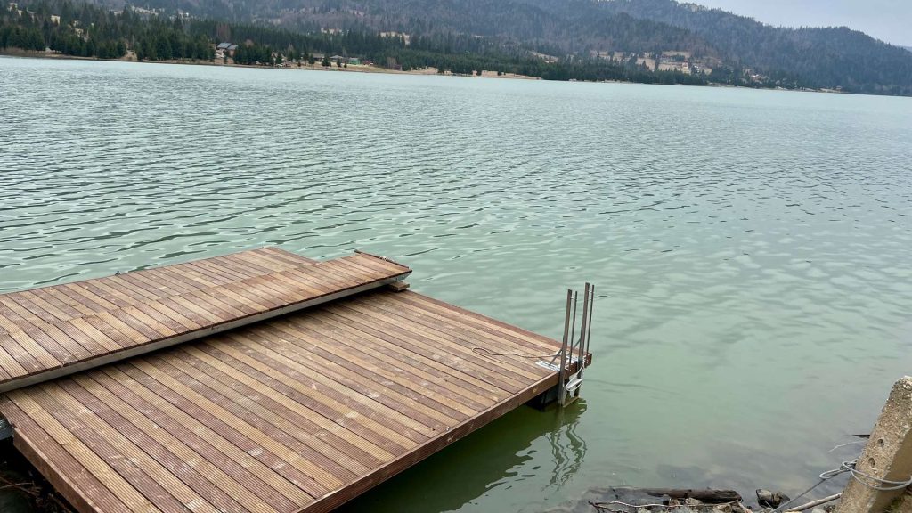 Размещение с понтонной хижиной