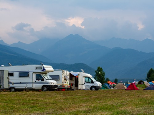 camping, locuri de campare cu cortul la munte, camping cu cortul, camping la munte, echipament camping, camping corturi munte, locuri de campare, camping cu rulota, camping cu copii, echipament camping si drumetii
