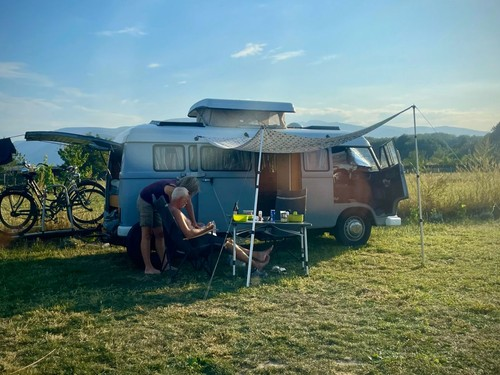 camping, locuri de campare cu cortul la munte, camping cu cortul, camping la munte, echipament camping, camping corturi munte, locuri de campare, camping cu rulota, camping cu copii, echipament camping si drumetii