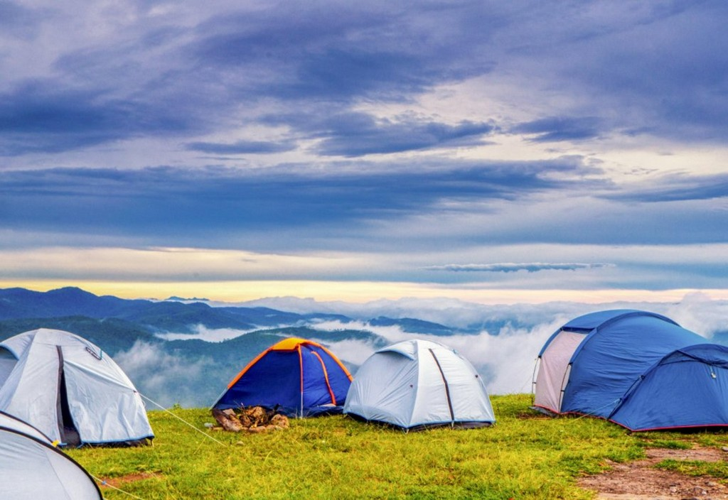 camping, locuri de campare cu cortul la munte, camping cu cortul, camping la munte, echipament camping, camping corturi munte, locuri de campare, camping cu rulota, camping cu copii, echipament camping si drumetii