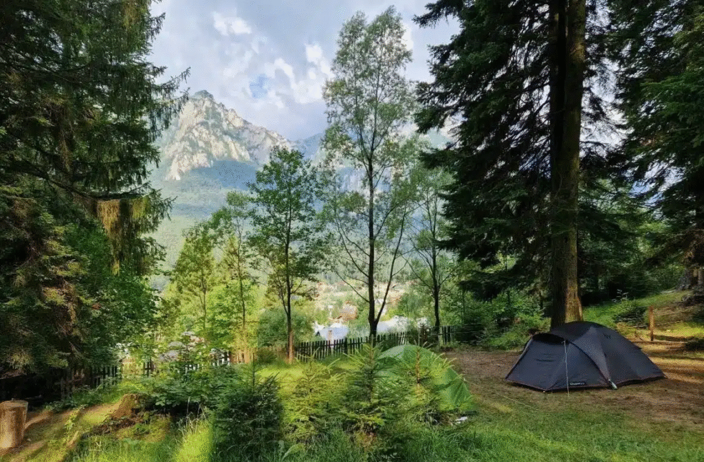 camping, locuri de campare cu cortul la munte, camping cu cortul, camping la munte, echipament camping, camping corturi munte, locuri de campare, camping cu rulota, camping cu copii, echipament camping si drumetii