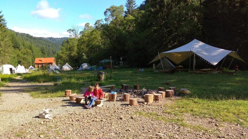 camping cu copiicamping cu cortulcamping la muntecamping copiicamping cu rulotacazare camping la muntelista necesar campinglocuri de camping la munteechipament camping si drumetiicamping